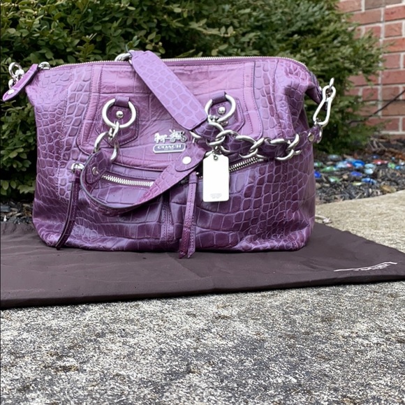 Coach Handbags - GOOD CONDITION! Used Coach bag!